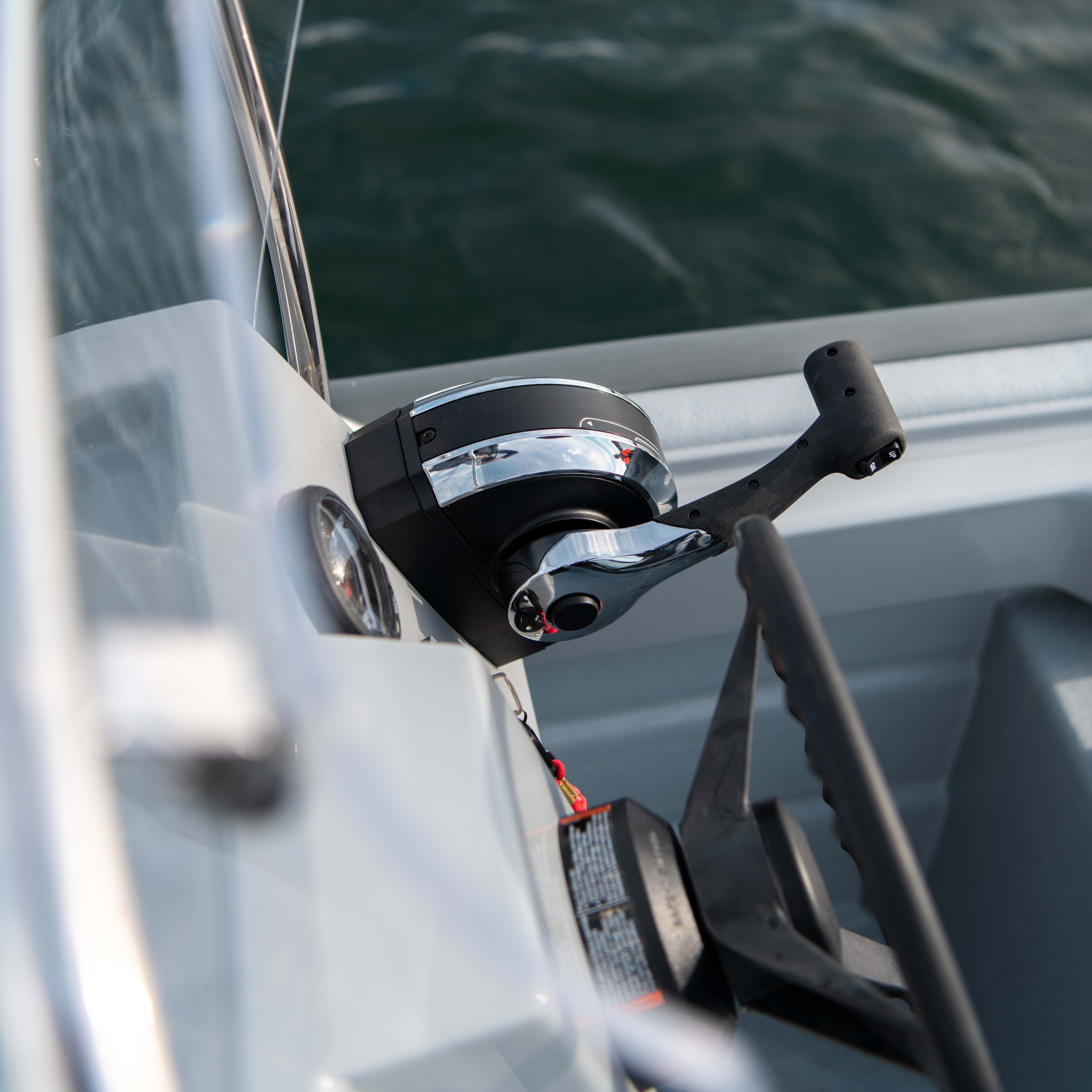 Sting 535 Pro Cockpit Details Seen From Port Side