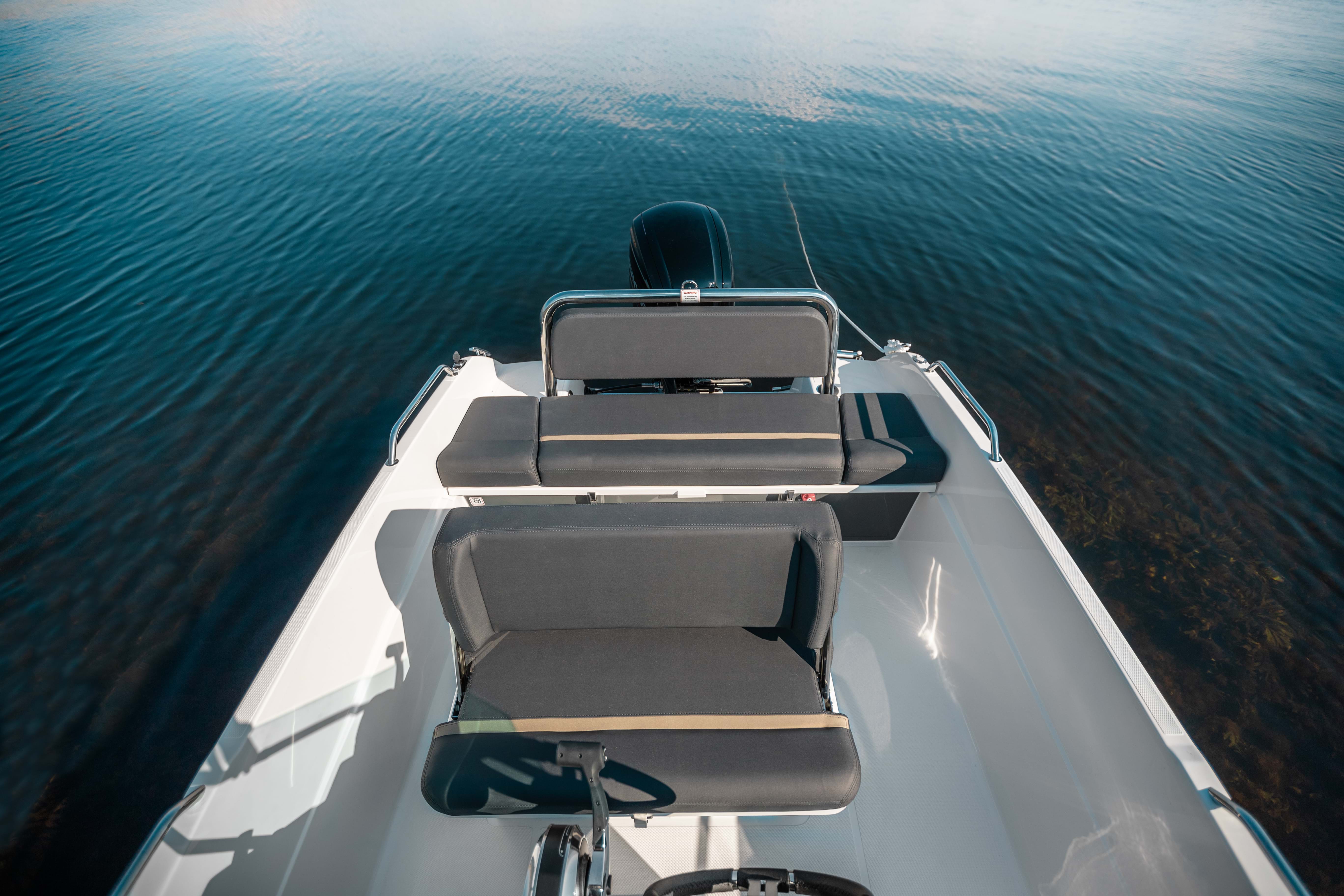 Sting 530S Details Drivers Bench And Aft Bench